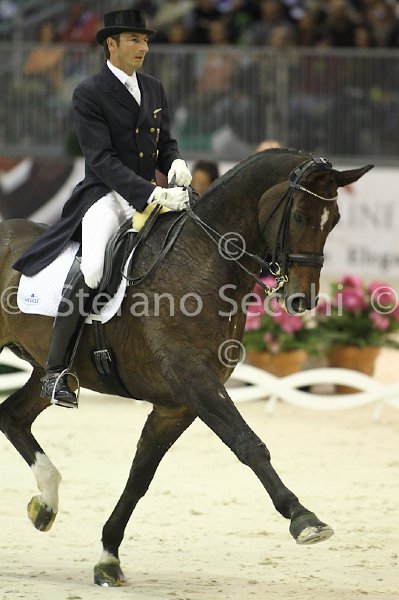 LAUGKS_MEGGLE\'S WELTTALL_MILANO_2011_SS3_9939.jpg